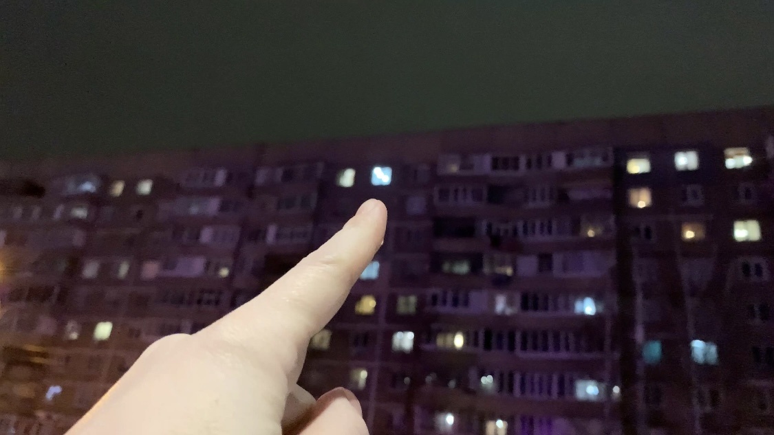 Самый яркий свет из окна во всем многоквартирном доме 