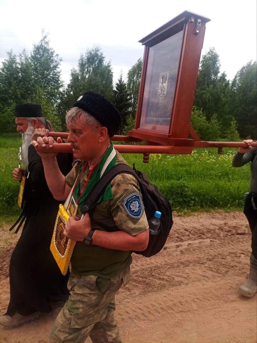 Крестноходец-гармонист А. В. Медведев с Великорецкой иконой святителя Николая