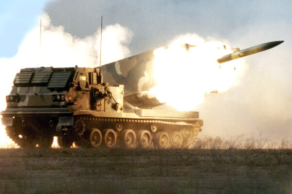 Реактивная система залпового огня M270 (MLRS) / Lockheed Martin   📷