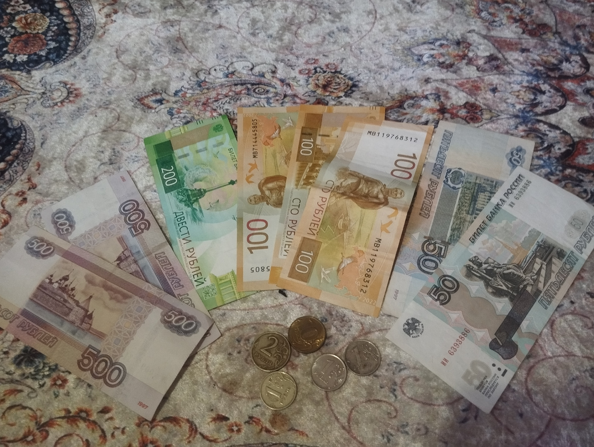 Остатки от моей пенсии, которая у меня теперь в пятницу, тринадцатого числа, после дождичка в четверг