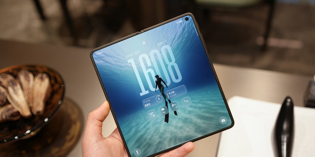 Опять не получилось: «незаметную» складку экрана Oppo Find N6 хорошо видно на фото