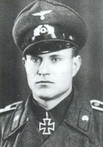 Фриц Амлинг (16 января 1916, Прусская Голландия, Восточная Пруссия, Германская империя — 6 марта 1994, Майнц, Германия) — немецкий танкист-ас Второй мировой войны, кавалер Рыцарского креста Железного креста за уничтожение 42 советских танков в течение 48 часов во время Второй Ржевско-Сычёвской операции