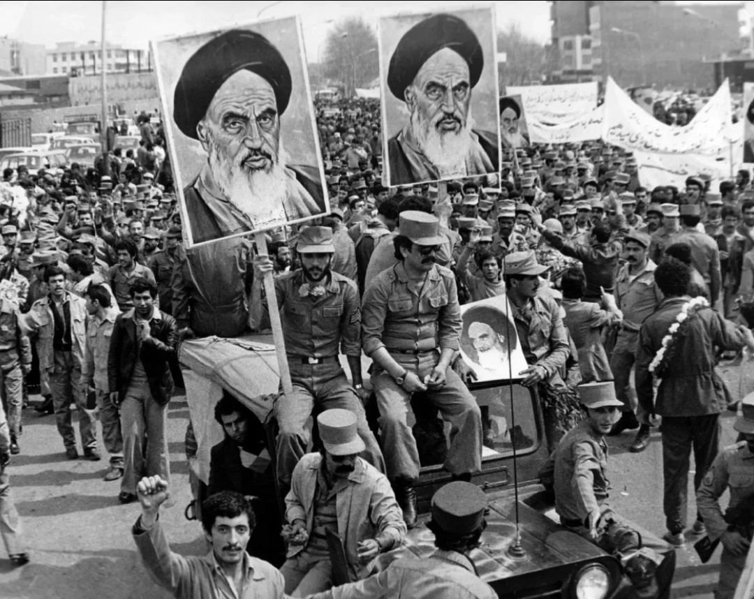 В Иране в 1979 г. произошла исламская революция. Был свергнут шах и к власти пришли религиозные лидеры - аятоллы.