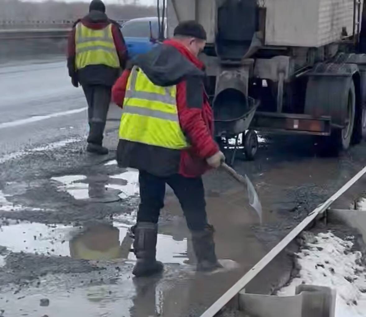    Мерили яму ногой и лопатой черпали воду: В Оренбурге дорожники бесконечно латают ямы на мосту через Урал