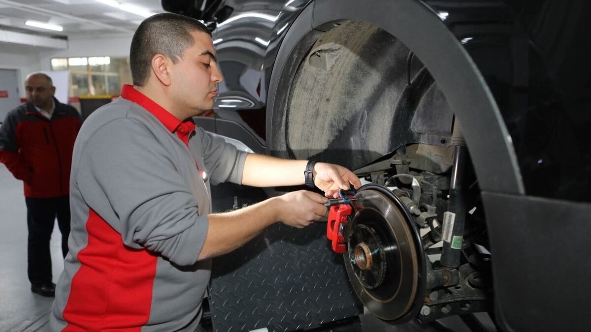    Обслуживание автомобиля. Фото Chery