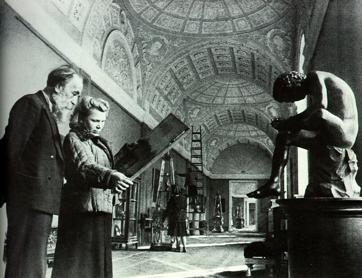 Орбели Иосиф Абгарович - действительный член Академии наук СССР (с 1935). В годы Великой Отечественной войны, оставаясь во время блокады в Ленинграде, вёл большую работу по сохранению музейных ценностей. В 1941—1942 годах руководил охраной и эвакуацией Эрмитажа и ленинградских учреждений Академии наук СССР. В 1944 году участвовал в работах Чрезвычайной комиссии по обследованию ленинградских пригородных дворцов с целью установления ущерба, нанесённого немецкими фашистами и участвовал в работах по восстановлению Зимнего дворца и экспозиций Эрмитажа.