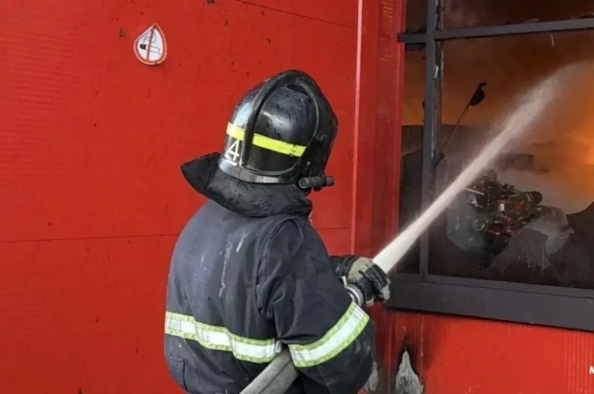    Крупный пожар на складе площадью 2,5 тысяч «квадратов» тушат в Краснодаре