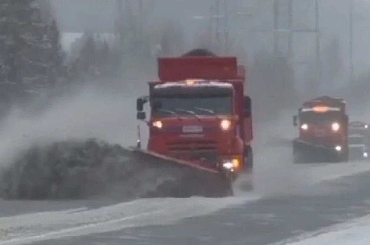    В Свердловской области расчищают трассы в условиях сильных снегопадов
