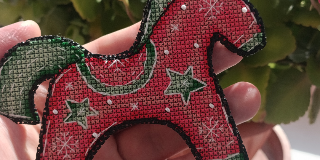 Вышивка на заказ. Лошадка "Декабрь" от Лидии Горбиковой.