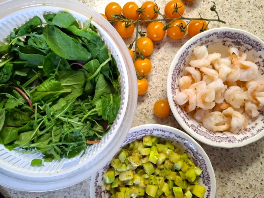 Салат с креветками и кабачком в соусе песто