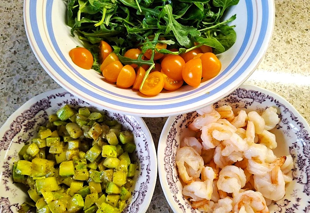 Салат с креветками и кабачком в соусе песто