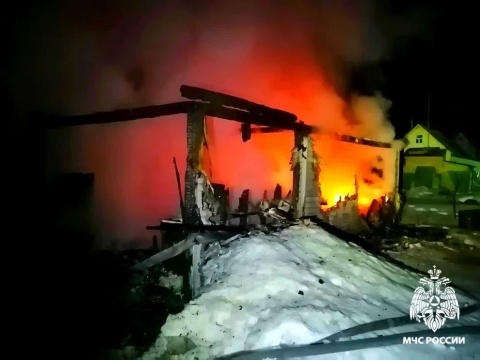 Частный дом, гараж и постройка сгорели в Смоленской области за минувшие сутки