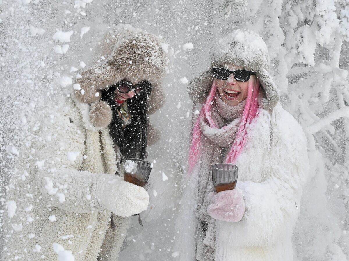    Девушки фотографируются на природе на берегу Енисея в окрестностях Красноярска | © РИА Новости / Илья Наймушин