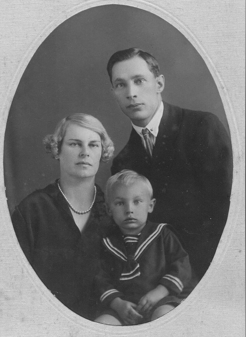 Александр Зацепин с родителями (Портал «Кинориум»)