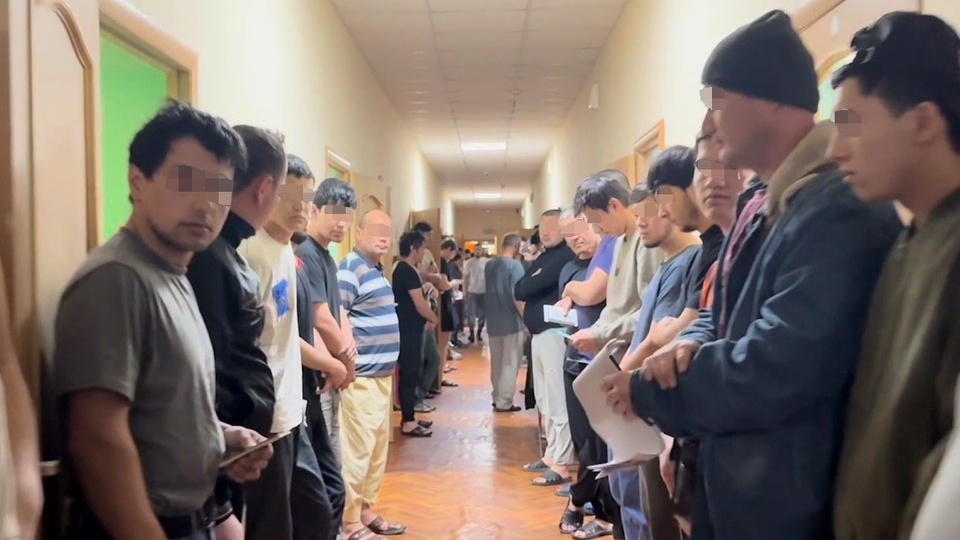 Более 400 человек выстроили в шеренгу в коридоре: Полиция и ФСБ нагрянули в хостел с мигрантами в Петербурге