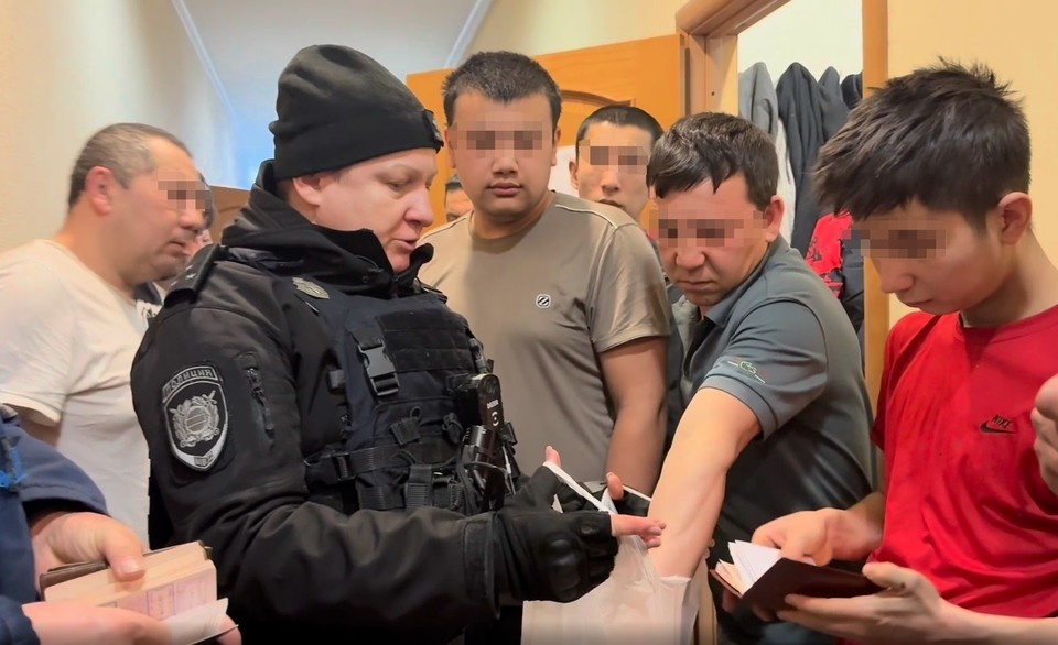    Нарушителями миграционного законодательства оказались семеро. Фото: ГУ МВД России по СПб и Ло