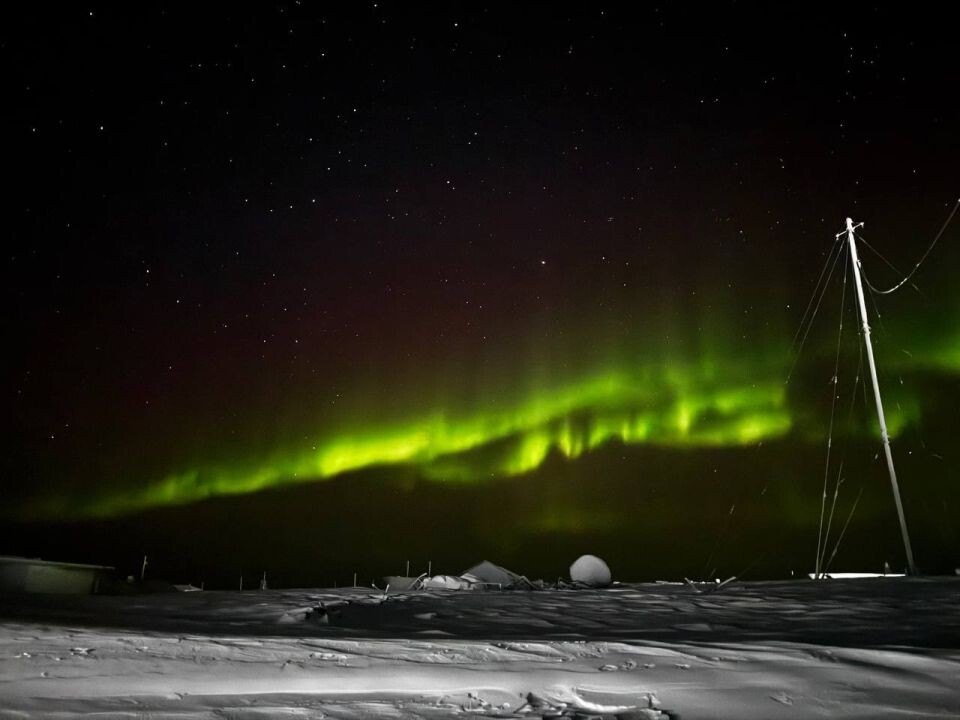    Северное сияние на мысе Челюскина. Источник: t.me/Arktiikaa