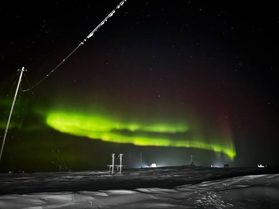    Северное сияние на мысе Челюскина. Источник: t.me/Arktiikaa