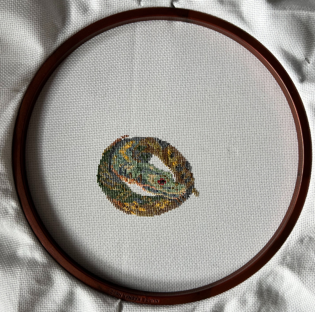 Это же серия, поэтому все картины вышиваю с идельной изнанкой, зачем-то 🤷‍♀️