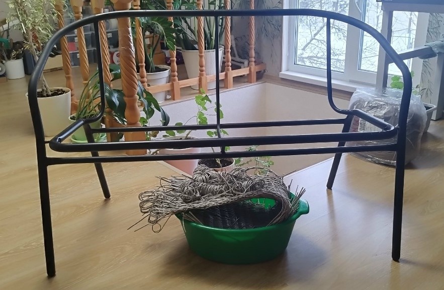 Каркас скамейки после очистки от ротанга и мытья, готовый к работе.
