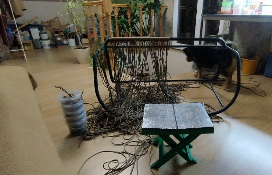 Пока чистила да мыла каркас, ночь настала. Нарезала шнуры по 8 метров, пополам 4 м. получается. Плетение начала от сидения к спинке. Здесь еще только накидываю шнуры. Обрезанные концы шнуров тут же стали распускаться, пришлось прижигать.