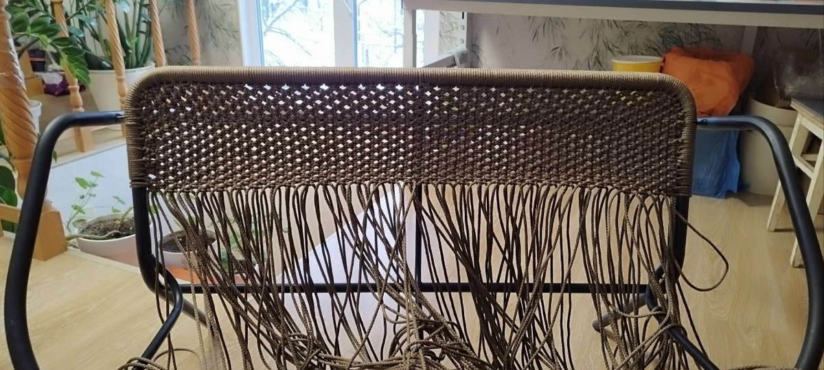 Половина сидения готово. Планировала хотя бы по паре рядов в день делать, но не всегда получалось.