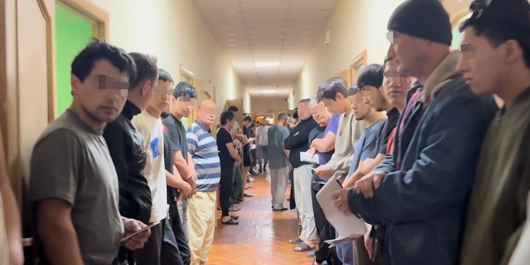 🛏 Полиция и ФСБ проверили более 400 мигрантов в хостеле на Шоссе Революции