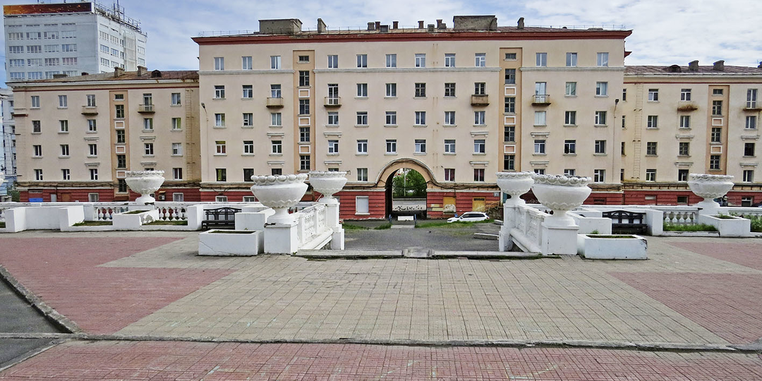 Норильск. Улица Орджоникидзе, но не та, которую гости и жители знают теперь