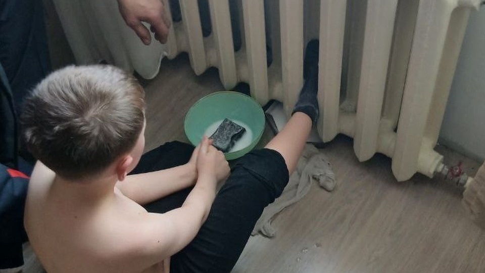 В Бурятии школьник едва не обварил ногу, застряв в чугунной батарее