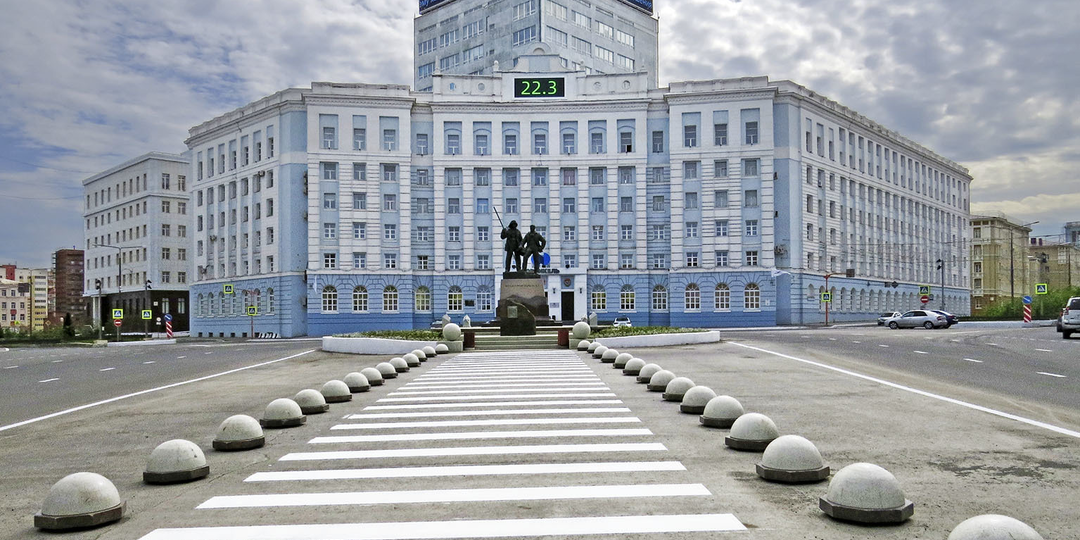 Норильск, Гвардейская площадь. Как геология заставила согнуть проспект