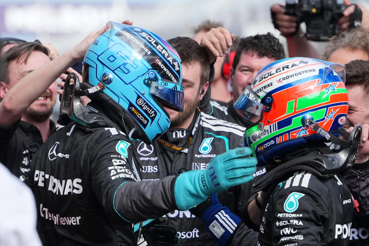 Гонщики команды «Мерседес» Джордж Рассел(слева) и Кими Антонелли празднуют двойную победу (Фото: AP/TASS)
