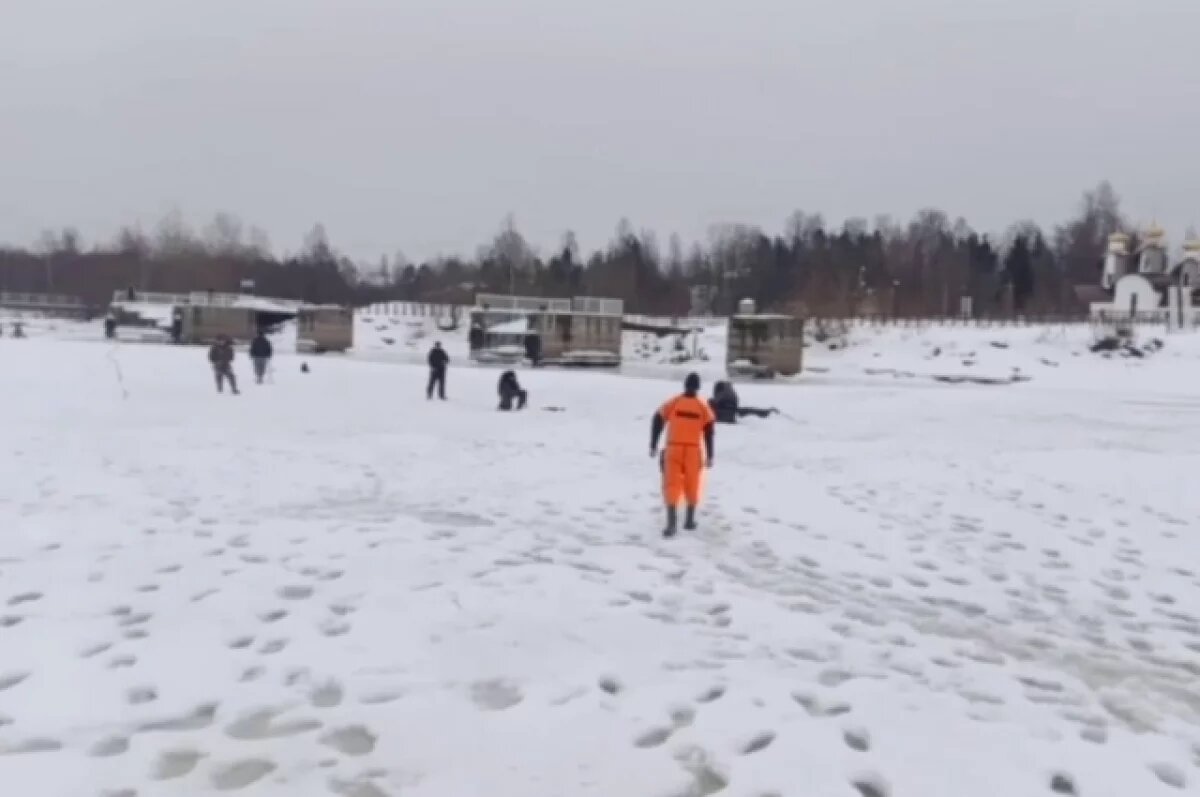    В Ленобласти спасатели выдворяют рыбаков с весеннего льда