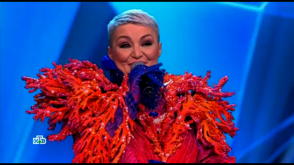     Катя Лель в маске Коралла. Источник: ntv.ru Автор фото: Скриншот видео