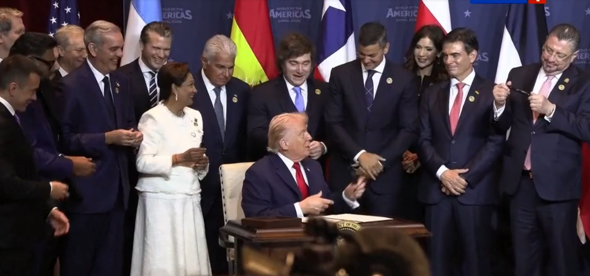 Трамп созвал саммит «идеологически близких» стран Латинской Америки. В русском переводе сборище названо "Щит Америки". Слово "щит" созвучно с другим английским словом, возможно более подходищяим моменту.