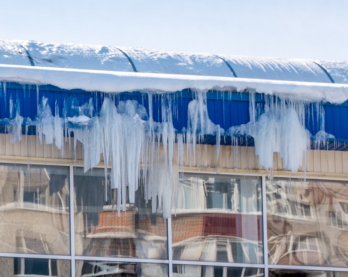    В Югре предупредили об опасности схода снега и сосулек с крыш