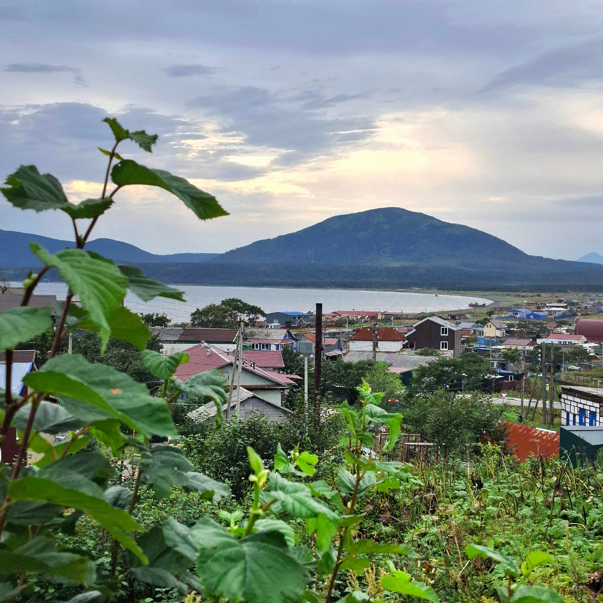 Южно-Курильск - посёлок городского типа с населением около 7 тысяч жителей. Фото автора.