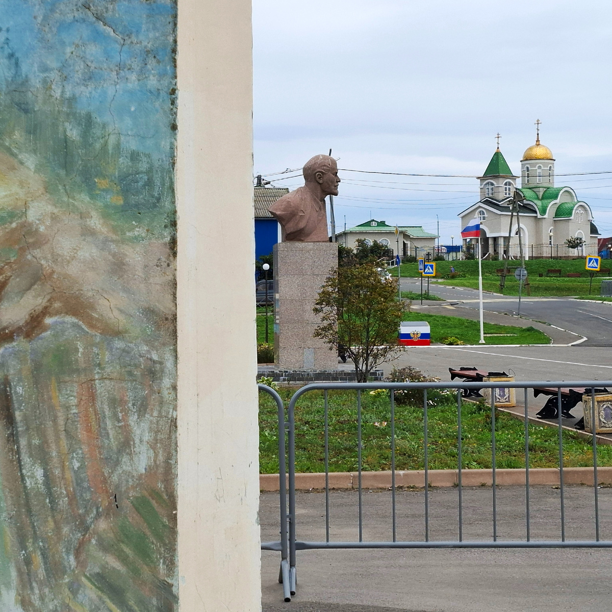 Южно-Курильск, площадь Ленина и Церковь Троицы Живоначальной. Фото автора.