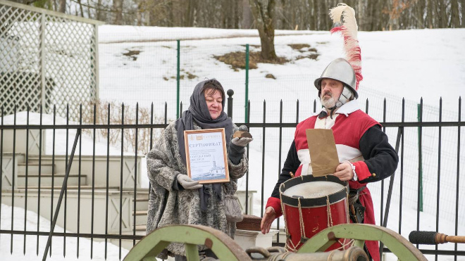 В Гатчине актриса Мельникова выстрелила из пушки Приоратского дворца в честь 8 Марта