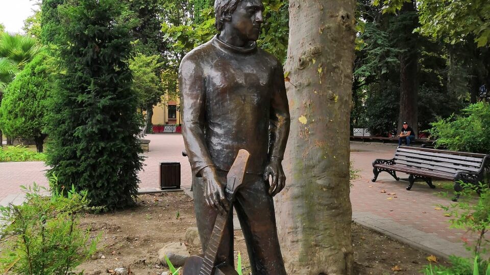 Почему в Сочи установлено два памятника Владимиру Высоцкому?