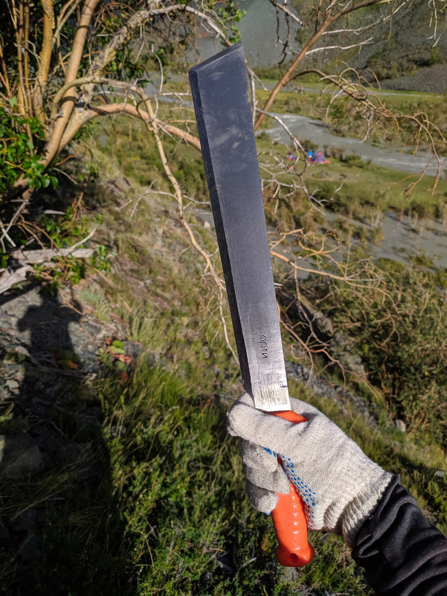 Немного снял металл у гарды, чтобы можно было положить указательный палец