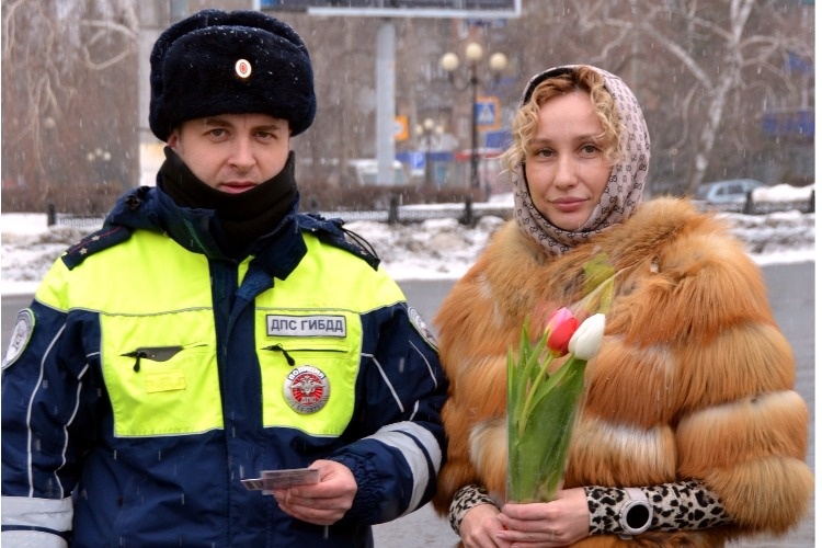 Автоледи получали цветы от строгих инспекторов ГАИ