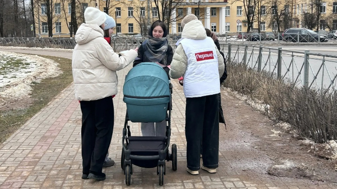 Юные жители Сланцев подарили женщинам цветы и открытки в честь 8 Марта