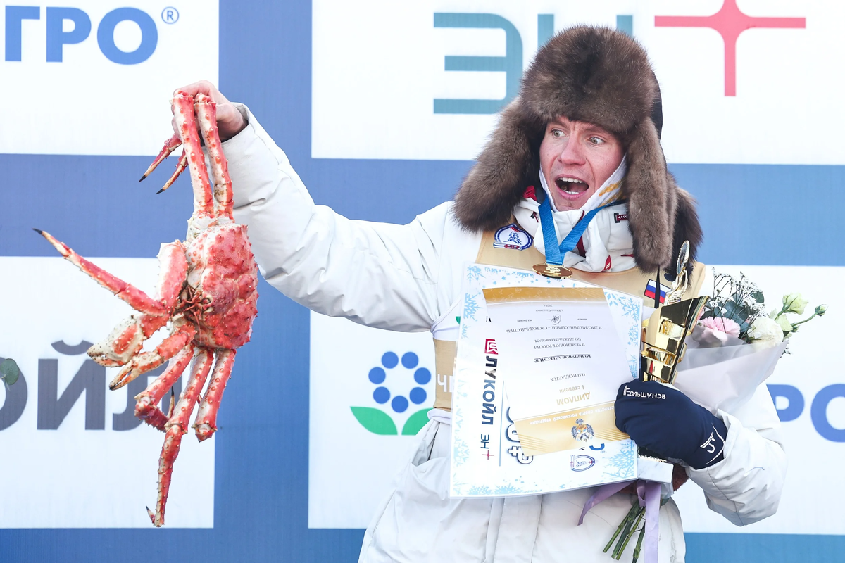 Александр Большунов с наградами победителя чемпионата России по лыжным гонкам (Фото: Софья Сандурская/ТАСС)