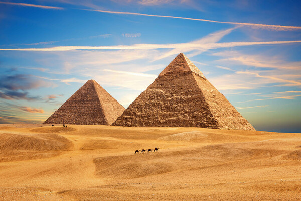 Пирамида Хефрена и пирамида Хеопса в песках пустыни Гиза, Египет / IMAGO/Zoonar.com/AlexAnton/Global Look Press   📷