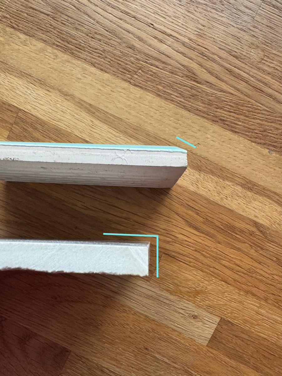 Сверху обычная плитка, снизу - ректифицированный керамогранит. Фото собственность автора.