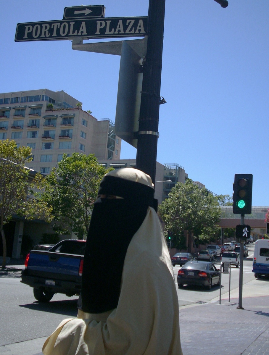 Женщина в никабе в Монтеррее (Калифорния, США) / Источник: en.wikipedia.org