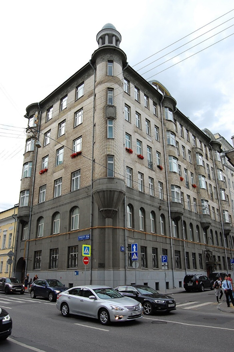 Мы с вами его видели, когда гуляли в Библиотеку Ленина и Дом Пашкова недавно.