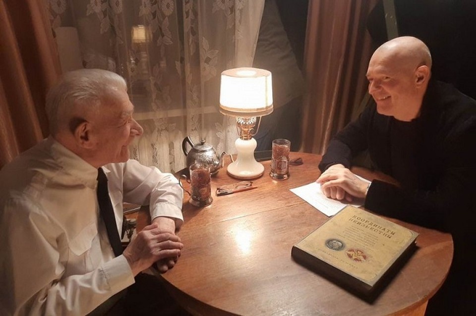    Егор Бероев встретился с ветераном в Екатеринбурге. Фото: пресс-служба администрации Екатеринбурга