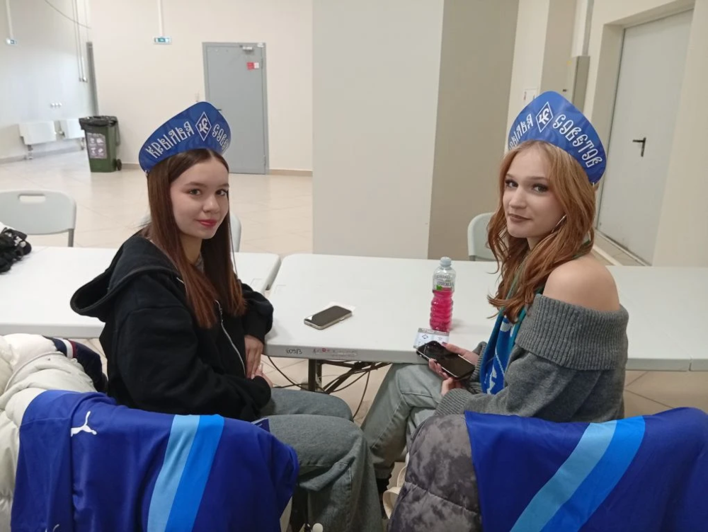 В рабочей комнате СМИ девушки в кокошниках мне попозировали. Спасибо. Кокошники раздавали на стадионе красивой половине человечества в честь женского праздника.