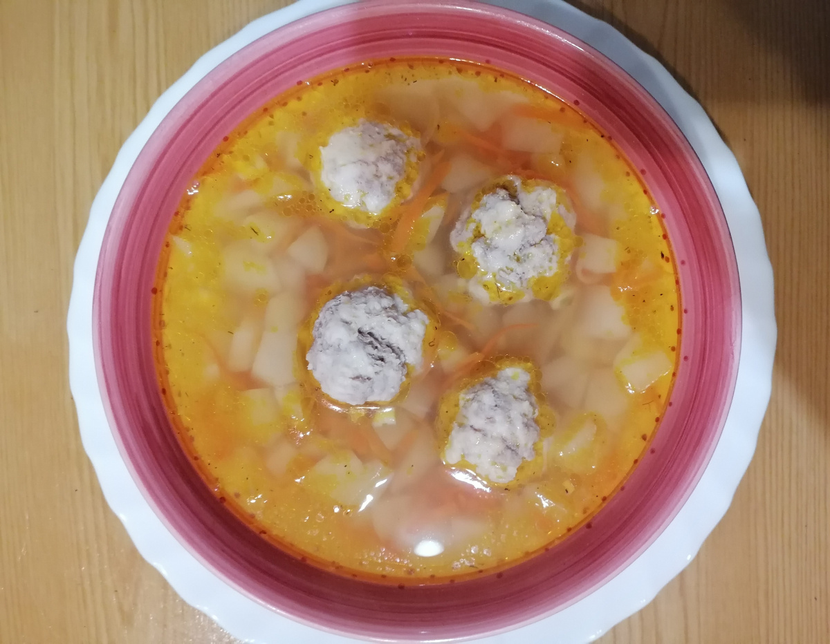 Фото 1. Детский суп с мясными фрикадельками
